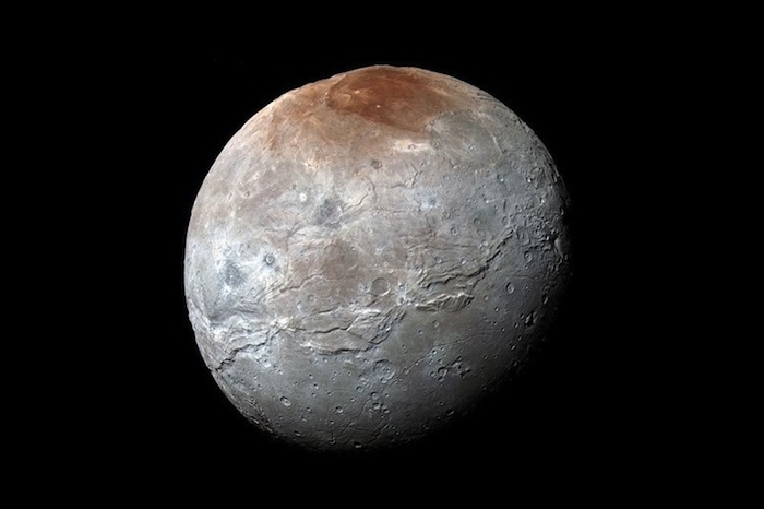 La accidentada superficie de Caronte da pie a una gran variedad de teorías sobre su formación. Foto: NASA