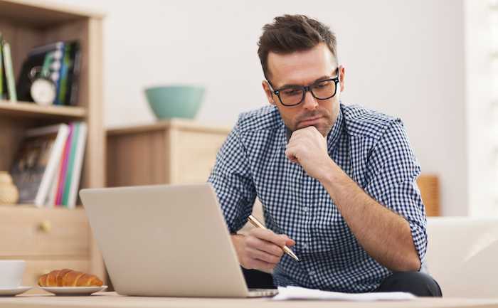 casa orden Hombre trabaja en casa