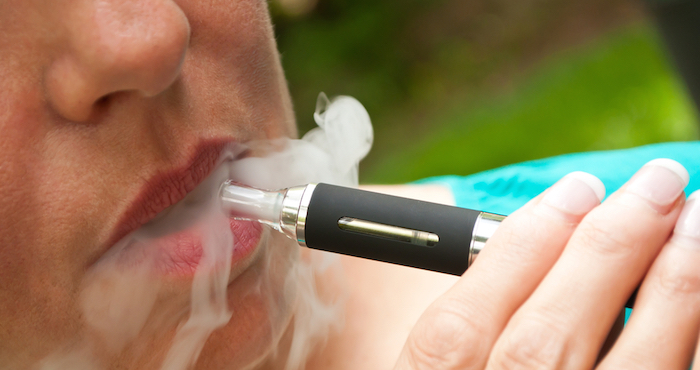 Tratamiento para dejar de fumar. Fumadora de cigarro electrónico