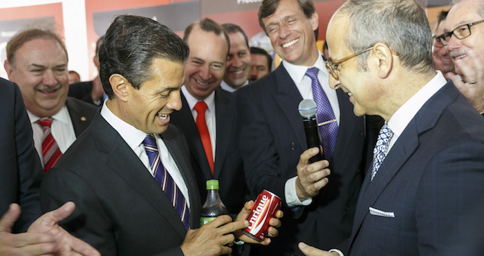 Presidente Enrique Peña Nieto recibe durante un evento lata con su nombre de parte del presidente de Coca-Cola. Foto: Cuartoscuro