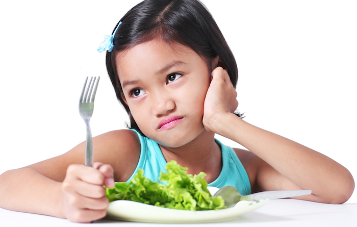 Niña come ensalada niña no quiere comer