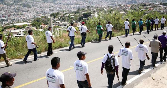 Miembros de la Coordinadora Regional de Autoridades Comunitarias marchan en San Luis Acatlán, Guerrero, en celebración de su 20 aniversario. Foto: Twitter vía