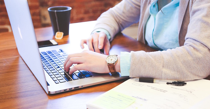 escritorio hombre trabajando