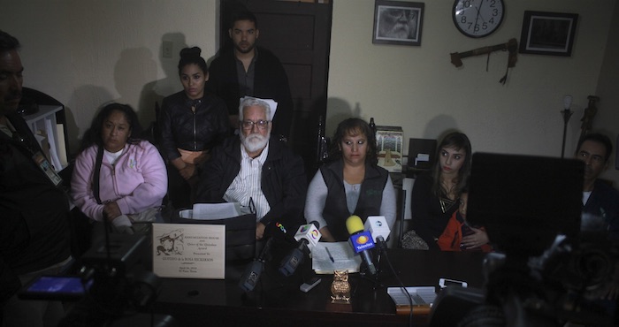Padres Villas En conferencia de prensa luz María Davila madre de los jóvenes asesinados de nombre Marco Piña Davila y Jose Luis Piña Davila en Villas de Salvarcar donde nuestros seres queridos fueron asesinados y otros resultaron heridos de gravedad. Comento la señora Luz María hará llegar una carta dirigida al presidente Enrique Peña Nieto; a nombre de los deudos de la matanza de 15 personas y 10 lesionados, ocurrida el 30 de enero de 2010, en la cual reclaman que los 7 mil millones de pesos dotados al rescate social denominado "Todos somos Juárez", no se haya destinado ninguna cantidad para asegurar "la reparación del daño a las víctimas". Foto: Cuartoscuro