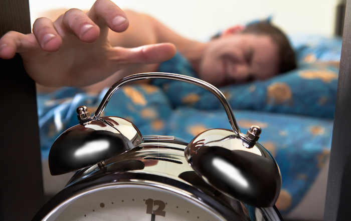 Reloj hombre intenta dormir