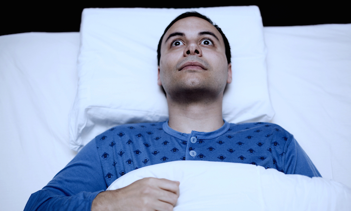 insomnio hombre no puede dormir