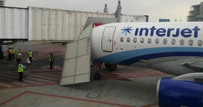 Incidete de un avión de Interjet. Foto: Twitter vía @eko747