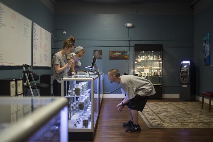 Un cliente compra en el dispensario de marihuana Pure Green, en Portland. Foto: Kirsten Luce/VICE News