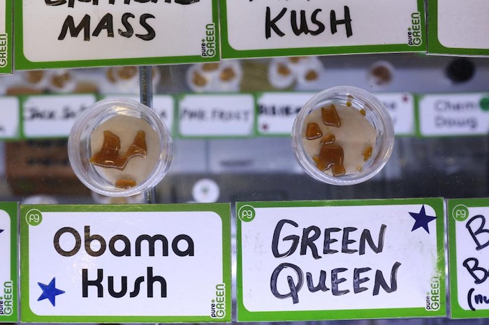 Un producto en Pure Green. Foto: Kirsten Luce/VICE News