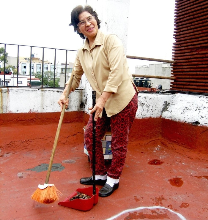 Vicki Robles lleva 20 limpiando hogares en la Ciudad de México sin un contrato. Foto: Vice, Teseo Fournier