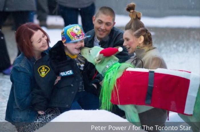 Evan Leversage, de siete años, quien sufre cáncer en etapa terminal, pudo festejar la Navidad una vez más. Foto: Twitter @PJPeterPower