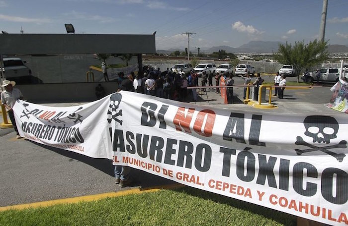 Manifestantes bloquearon la entrada a los trabajadores que construyen el recolector tóxico. Foto: Vanguardia, Archivo
