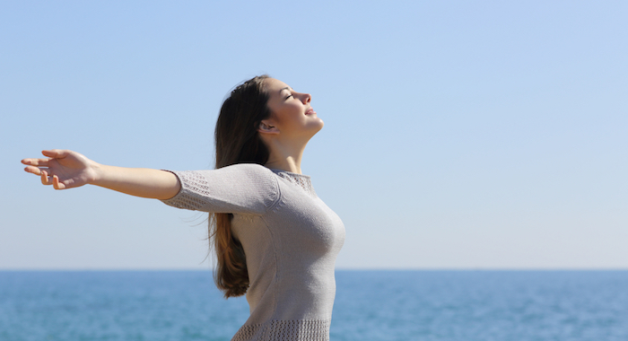 Mujer toma el aire Respiración es importante en el yoga.