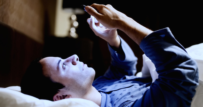 Los jóvenes lo primero que hacen al despertarse es ver sus redes sociales. Foto: Shutterstock