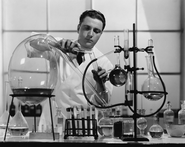 Uno de los objetivos de la divulgación directa es desmitificar la imagen del "científico loco". Foto: Shutterstock