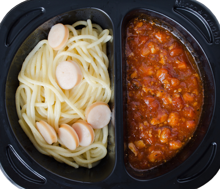 Espaguetti y complemento en recipiente de plástico