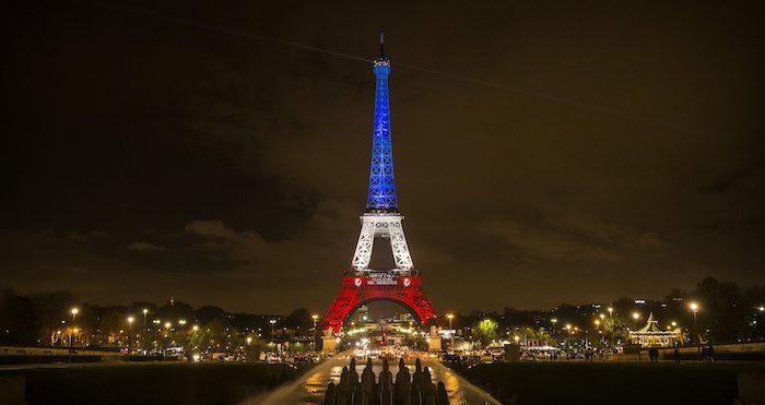 Vista de la torre Eiffel iluminada con los colores de la bandera nacional francesa en París. Foto: EFE