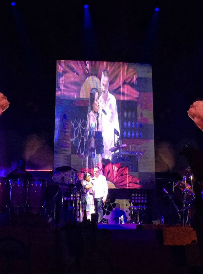 El músico invitó a Lila Downs a su concierto del miércoles y hoy hará lo propio con Eugenia León. Foto: Facebook