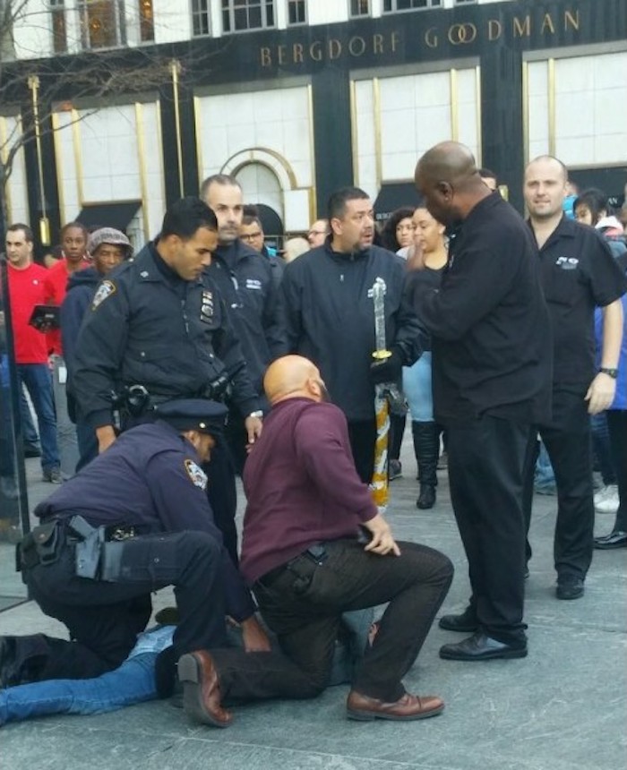 Un hombre saca una espada samurai en tienda apple. Foto: @rkeithdavis
