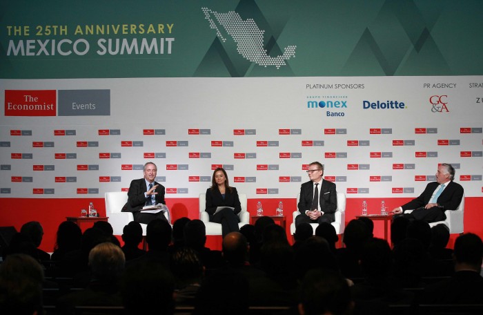 El director ejecutivo de The Economist, Daniel Franklin, Rosie Rios, 43va. Tesorera General de Estados Unidos, James Robinson, y el director general de NAFINSA, Jacques Rogozinski, en el panel "México en el Año 2040: Los próximos 25", dentro de The 25th Anniversary México Summit. Foto: Notimex