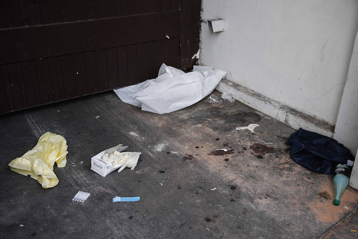 Manchas de sangre y pertenencias de las vÌctimas permanecen en el suelo frente a la sala de conciertos. Foto: Xinhua 
