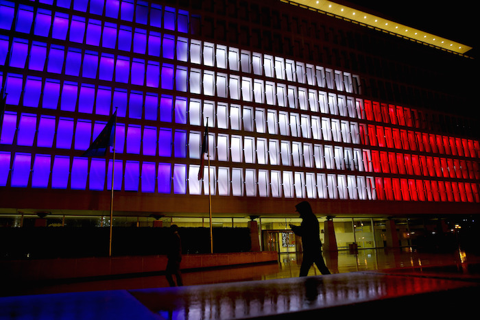 Un edificio en Bruselas, Bélgica, se ilumina en apoyo a Francia. Foto: Xinhua