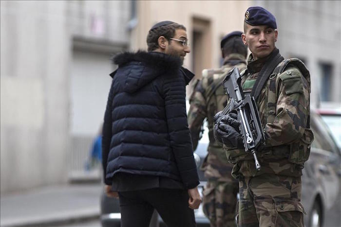 Un soldado francés vigila los accesos a la sinagoga en París, Francia. Foto: EFE