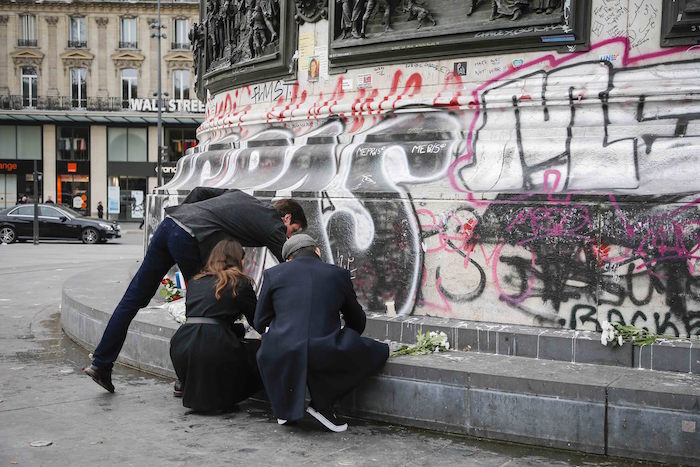 Velas en París para las víctimas mortales de los atentados de ayer. Foto: Xinhua