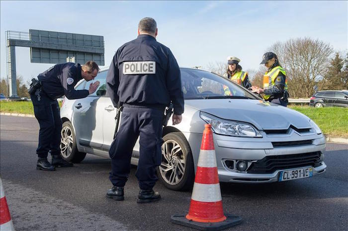 Policías franceses hoy en un control en la frontera de Francia y Alemania. Foto: EFE