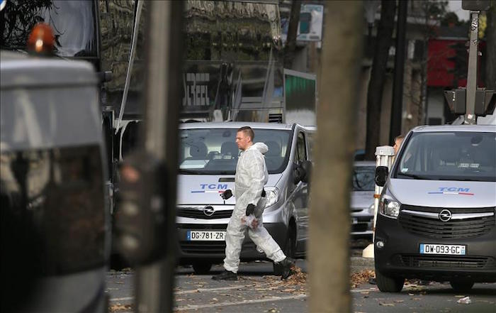 La policía científica trabaja en los escenarios de los atentados en París. Foto: EFE
