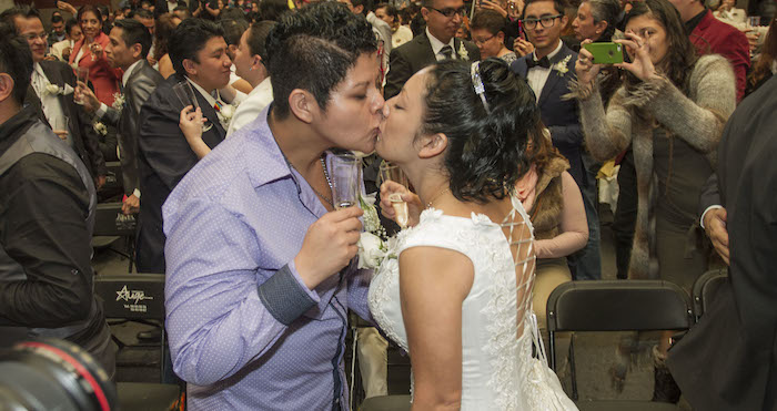 Decenas de parejas LGBTTTI participaron en la boda colectiva en el Museo de la Ciudad de México. Foto: Cuartoscuro