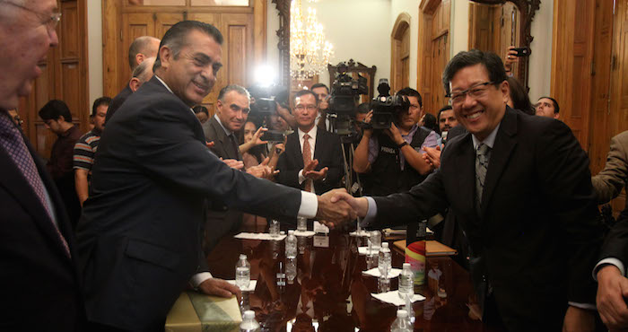 El Embajador de Corea en México; Chun Bee-Ho fue recibido por el Gobernador del estado de Nuevo León, Jaime Rodríguez Calderón "El Bronco" en el Palacio de Gobierno, en donde se trató el tema de la llegada de la empresa coreana "Kia Motors" al municipio de Pesquería. Foto: Cuartoscuro/Archivo