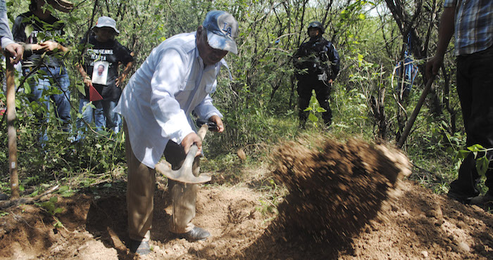 El grupo "Los otros desaparecidos" conformado hace más de un año para buscar a sus familiares desaparecidos, encontro ocho nuevas fosas en la colonia "Tijerillas". En el lugar se encontro una osamenta y algunos restos textiles. Foto: Cuartoscuro