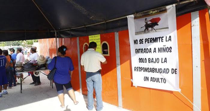 PAC compareció ante la CDHE Campeche con el fin de evitar que el evento de tauromaquia permitiera entrada a menores. Foto: Cortesía de FUSCAA (Frente Unido por el Ambiente y los Animales)