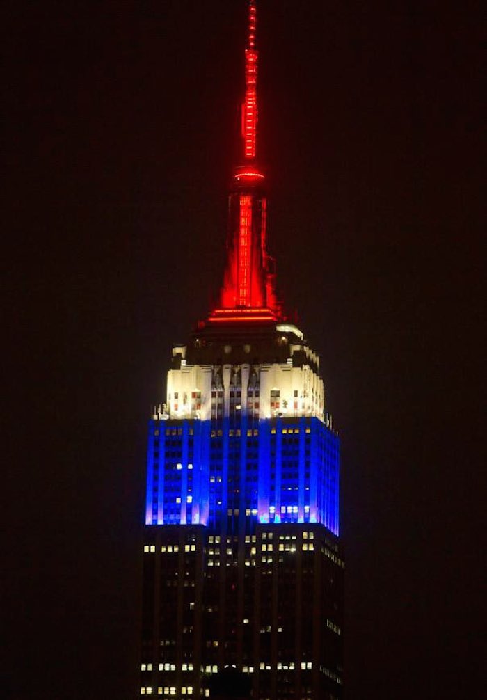 monumentos se pintan con la bandera francesa. Foto: Especial
