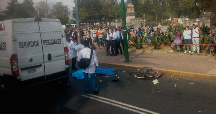 Una unidad de transporte público con placas 0180325, de la Ruta 18, da muerte a ciclista de la tercera edad en Insurgente y Ticomán. Foto: @vigimoviCDMX