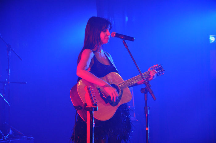 Toca la guitarra desde los 7 años de edad, dibuja, pinta y actúa en televisión y cine. Foto: Especial