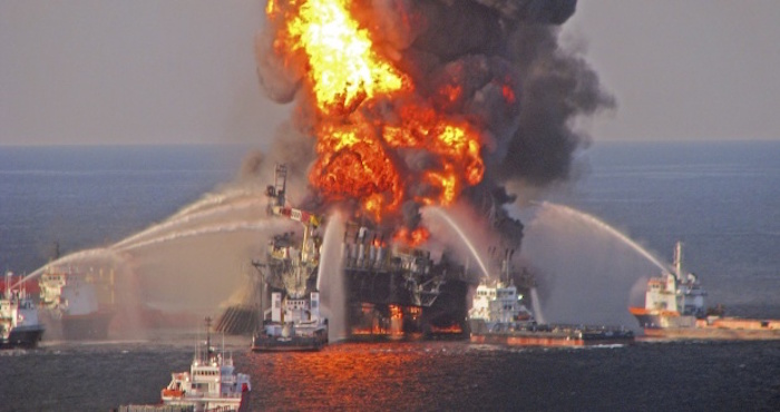 Una explosión de la plataforma Deepwater Horizon, que extraía crudo para BP, ocasionó una catástrofe en el Golfo de México en 2010. Foto: EFE/Archivo