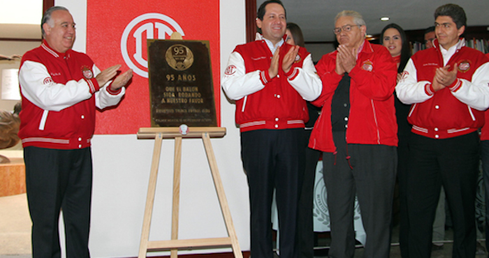Eruviel Ávila con los diablos rojos del Toluca. Foto: https://www.tolucafc.com