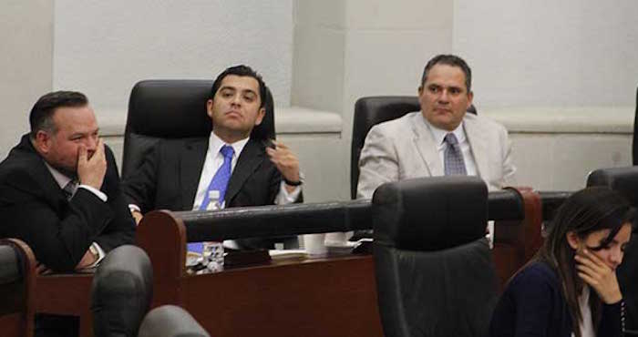 El legislador Enrique Alejandro Flores al centro de la fotografía. Foto: Pulso