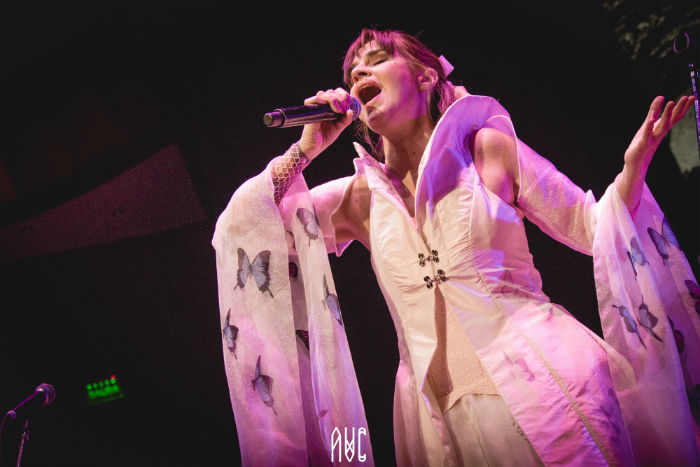 Trae bajo el brazo el disco Superamor, hecho en colaboración con el cantautor de moda Lisandro Aristimuño, del que se desprende el sencillo “Girasoles”. Foto: Especial