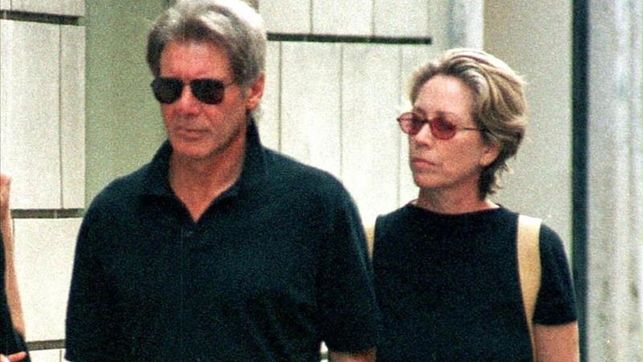 Fotografía tomada en octubre de 1999 en la que se registró a la escritora Melissa Mathison (d), acompañada por su entonces esposo, el actor Harrison Ford, al caminar por una calle de Roma (Italia). Foto: EFE/Archivo