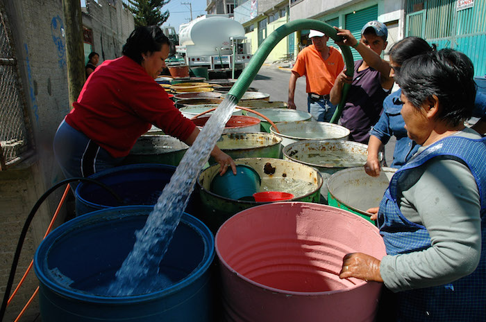 The Guardian reseña los altos costos humanos, sociales y económicos que implica llevar el líquido vital a una de las urbes más grandes del mundo. Foto: Cuartoscuro