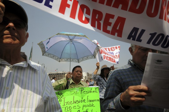 Ahorradores defraudados por FICREA marcharon alrededor de la Plaza de la Constitución hacía el Palacio Nacional en donde quemaron unas piñatas en forma de ratas haciendo referencia a la SHCP, CONDUSEF y CNBV para exigir la devolución al 100 por ciento de su inversión. Foto: Cuartoscuro