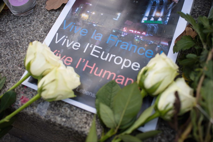 Flores y mensajes de condolencia ante los atentados de Paris. Foto: EFE