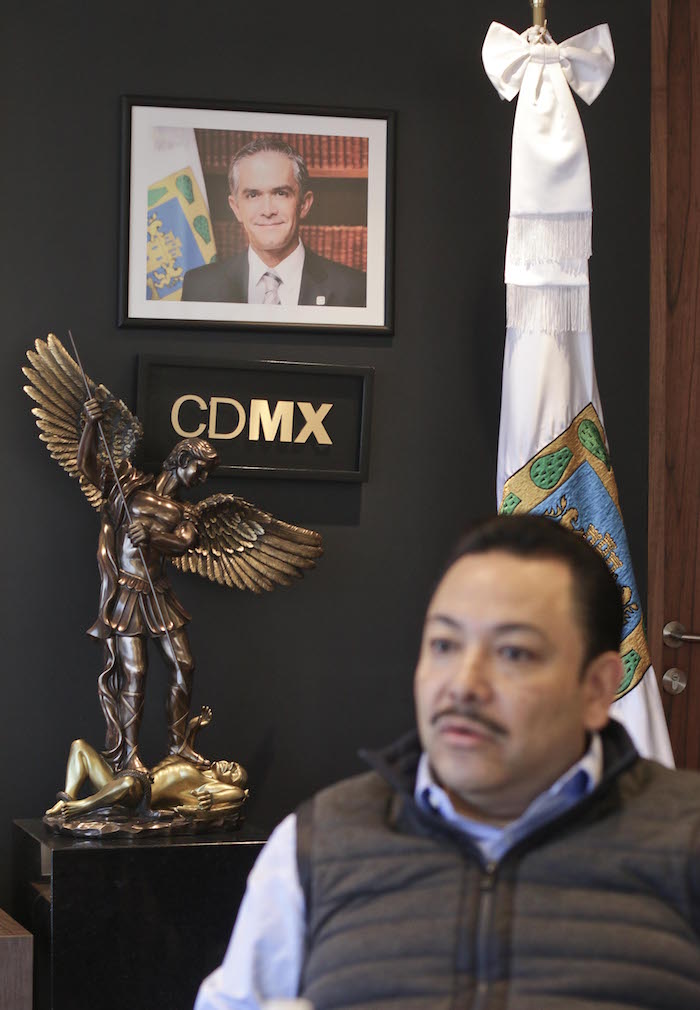 Héctor Serrano, en su oficina en la colonia Roma Norte. Foto: Francisco Cañedo, SinEmbargo