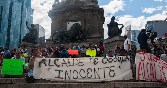 Familiares y amigos del edil de Cocula, Erik Ulises Ramírez Crespo, se manifestaron en la columna del Ángel de la Independencia para exigir la libertad del político. Foto: Cuartoscuro