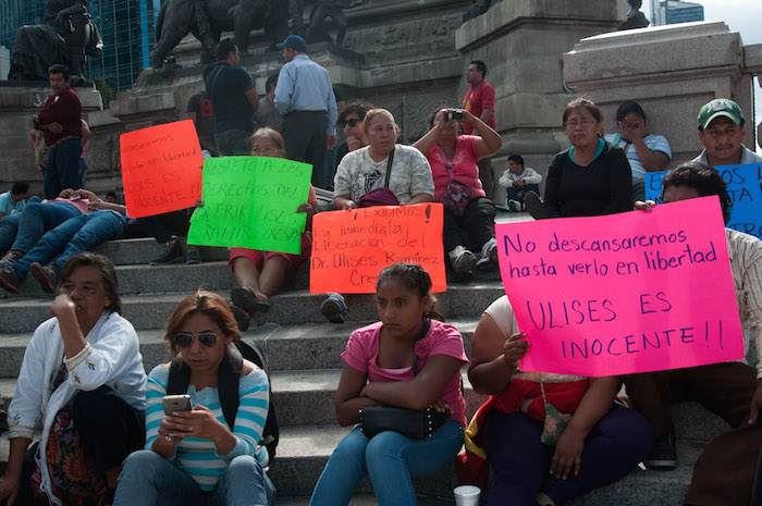 Personas que exigen la libertad Erik Ulises Ramírez Crespo, se manifestaron en la columna del Ángel de la Independencia. Foto: Cuartoscuro