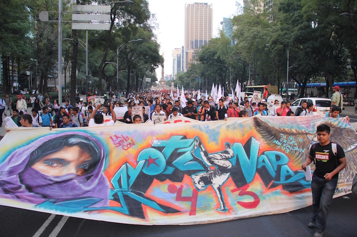 Estudiantes y ciudadanos acompañan a los padres y compañeros de los normalistas desaparecidos. Foto: Luis Barrón, SinEmbargo