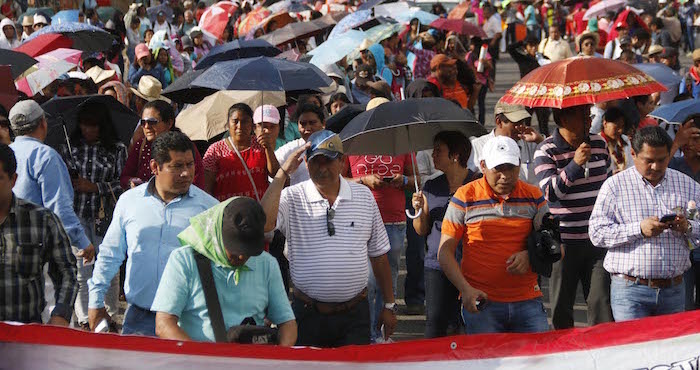 Cientos de profesores pertenecientes a la CNTE marcharon esta tarde para demandar la liberación inmediata de los profesores Othón Nazariega Segura, Roberto Abel Jiménez García, Juan Carlos Orozco Matus y Efraín Picasso Pérez detenidos. Foto: Cuartosuro/Archivo